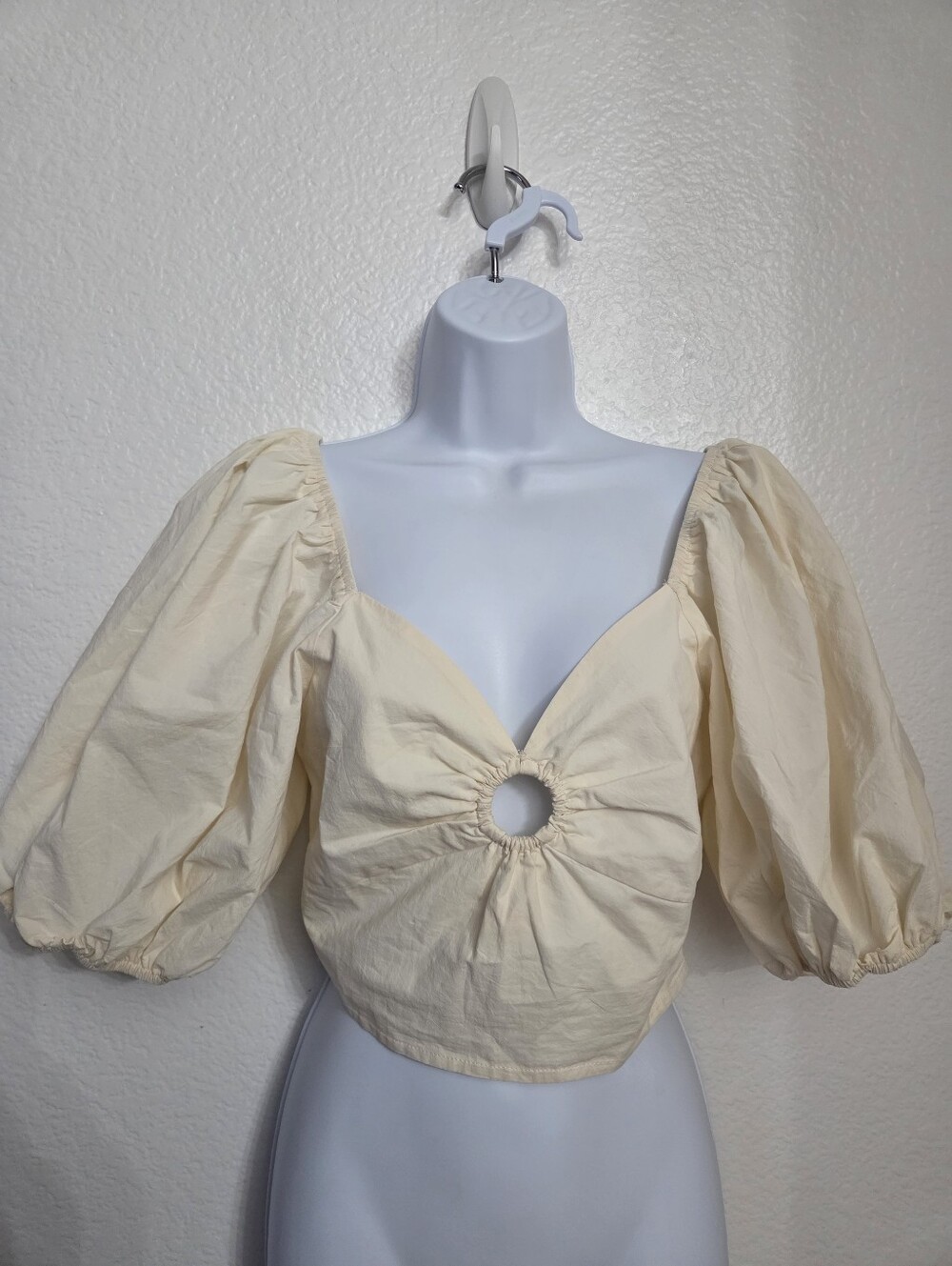 Dress Forum Cream Puff-Sleeve Crop Top with Center Ring Size Small